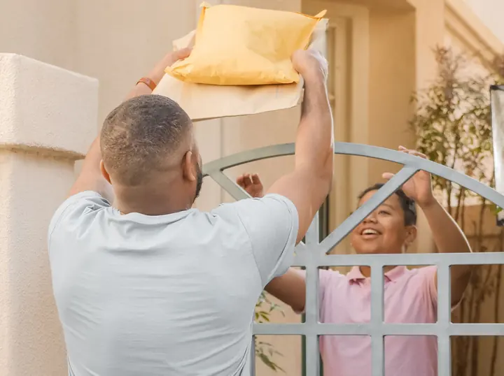 Entrega de uma encomenda no portão de casa